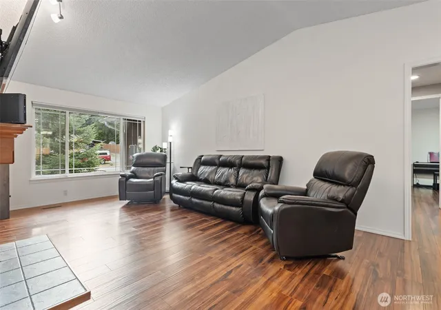 Photo 4 of Single family home for sale at 6009 190Th Ave E, Lake Tapps, WA 98391 | MLS# NWM2575604 | Listing updated on 2026-09-25