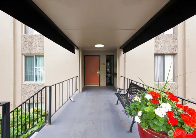Photo 2 of Condo for sale at 5575 E Evergreen Blvd #4103, Vancouver, WA 98661 | MLS# NWM2575618 | Listing updated on 2026-09-25