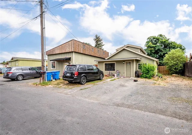 Photo 1 of Single family home for sale at 1408 S 5th, Kelso, WA 98626 | MLS# NWM2575644 | Listing updated on 2026-09-25