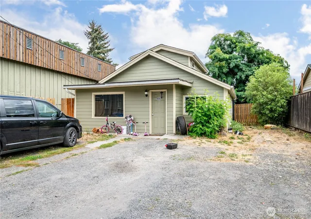 Photo 2 of Single family home for sale at 1408 S 5th, Kelso, WA 98626 | MLS# NWM2575644 | Listing updated on 2026-09-25