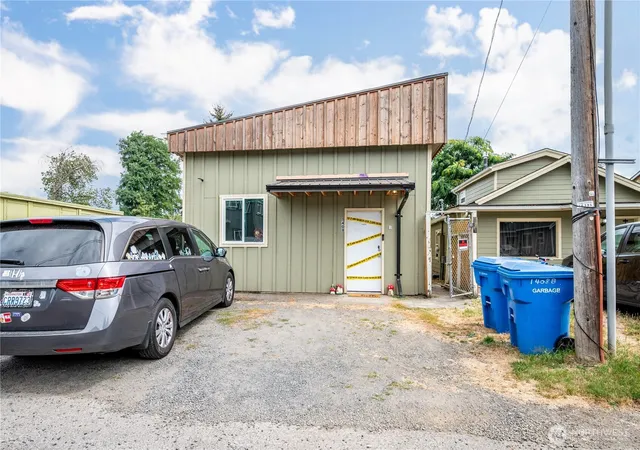 Photo 4 of Single family home for sale at 1408 S 5Th, Kelso, WA 98626 | MLS# NWM2575644 | Listing updated on 2026-09-25