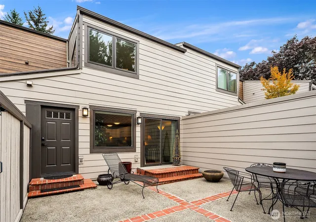 Photo 4 of Townhouse for sale at 10209 NE 19th Place #D2, Bellevue, WA 98004 | MLS# NWM2575674 | Listing updated on 2026-09-27