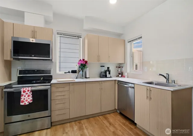 Photo 4 of Condo for sale at 121 12th Avenue E #506, Seattle, WA 98102 | MLS# NWM2575677 | Listing updated on 2026-09-29