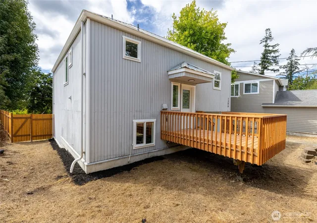 Photo 2 of Contingent at 1386 Admirals Dr, Oak Harbor, WA 98277 | MLS# NWM2575699 | Listing updated on 2026-09-28