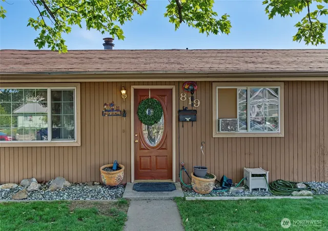 Photo 1 of Single family home for sale at 819 Walker Ave, Wenatchee, WA 98801 | MLS# NWM2575737 | Listing updated on 2026-09-28