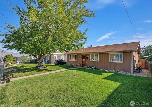 Photo 2 of Single family home for sale at 819 Walker Ave, Wenatchee, WA 98801 | MLS# NWM2575737 | Listing updated on 2026-09-28