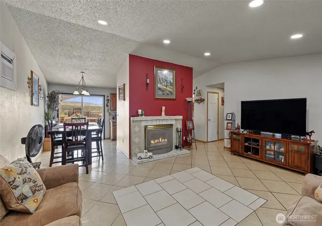Photo 3 of Single family home for sale at 819 Walker Ave, Wenatchee, WA 98801 | MLS# NWM2575737 | Listing updated on 2026-09-28