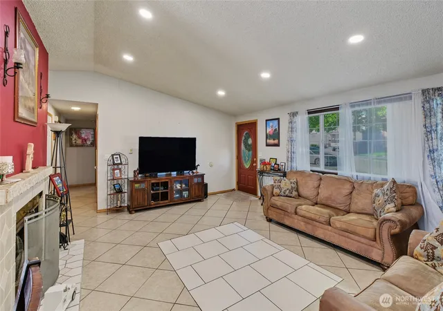 Photo 3 of Single family home for sale at 819 Walker Ave, Wenatchee, WA 98801 | MLS# NWM2575737 | Listing updated on 2026-09-28
