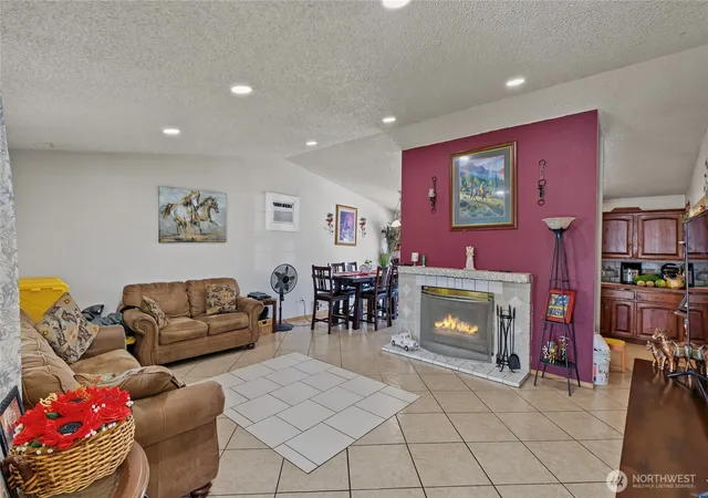 Photo 4 of Single family home for sale at 819 Walker Ave, Wenatchee, WA 98801 | MLS# NWM2575737 | Listing updated on 2026-09-28