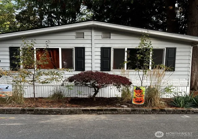 Photo 3 of Manufactured home for sale at 900 29th St Se #D-9, Auburn, WA 98002 | MLS# NWM2575794 | Listing updated on 2026-09-25