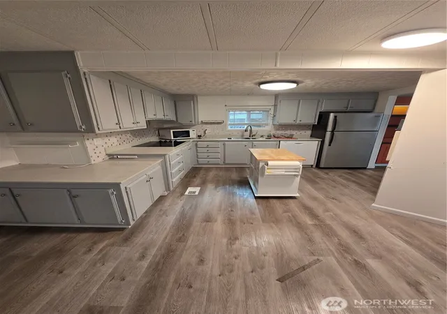 Photo 3 of Manufactured home for sale at 900 29Th St Se #D-9, Auburn, WA 98002 | MLS# NWM2575794 | Listing updated on 2026-09-25