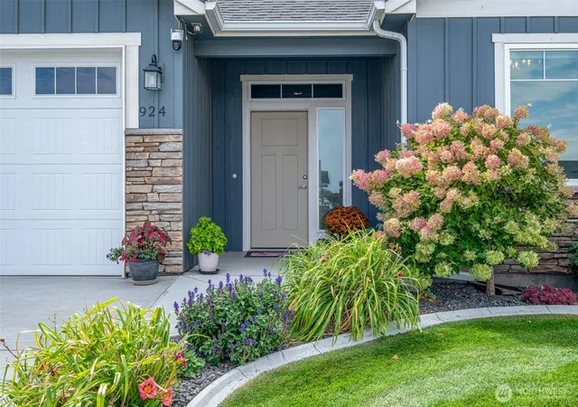 Photo 2 of Single family home for sale at 924 S M Loop Dr Sw, Quincy, WA 98848 | MLS# NWM2575801 | Listing updated on 2026-09-25