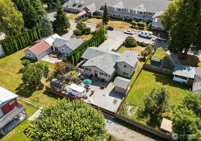 Photo 3 of Single family home for sale at 910 Dunlop St, Sedro Woolley, WA 98284 | MLS# NWM2575860 | Listing updated on 2026-09-25