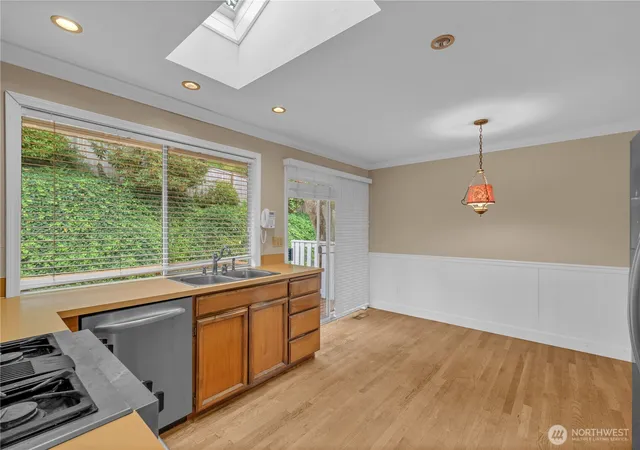 Photo 4 of Sale Pending at 15307 SE 43rd Place, Bellevue, WA 98006 | MLS# NWM2575888 | Listing updated on 2026-09-29