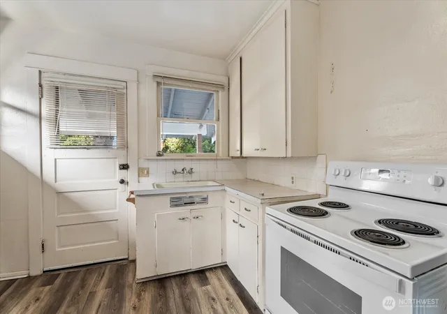 Photo 4 of Single family home for sale at 6533 5th Avenue NW, Seattle, WA 98117 | MLS# NWM2575962 | Listing updated on 2026-09-24