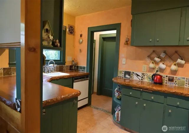Photo 3 of Single family home for sale at 2733 Fir St, Longview, WA 98632 | MLS# NWM2575995 | Listing updated on 2026-09-29