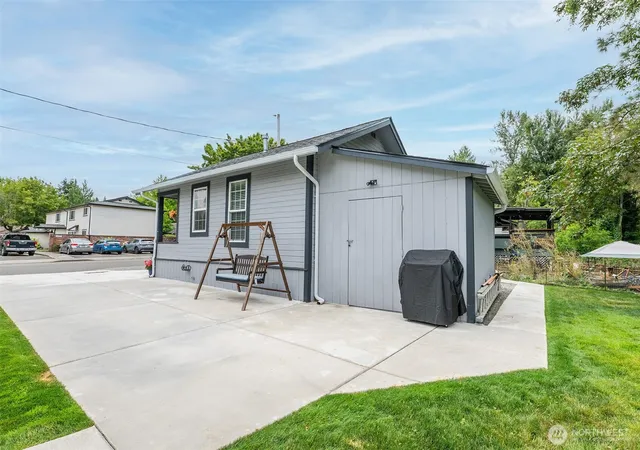 Photo 3 of House for sale at 845 3Rd Ave Nw, Issaquah, WA 98027 | MLS# NWM2576000 | Listing updated on 2026-09-25