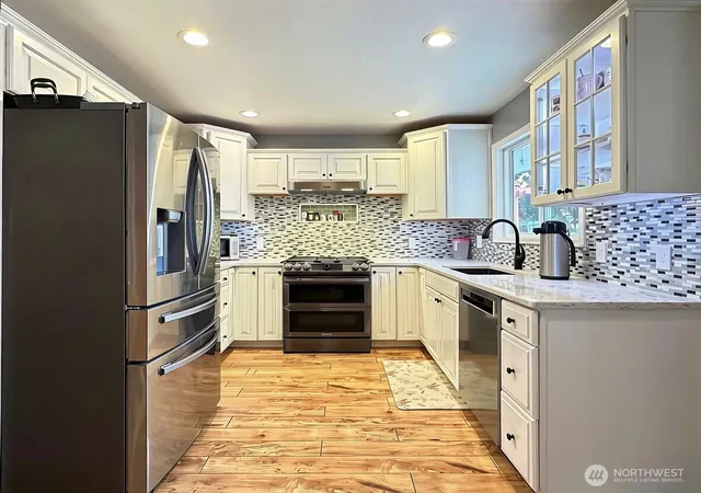 Photo 4 of Single family home for sale at 5029 W View Dr, Everett, WA 98203 | MLS# NWM2576022 | Listing updated on 2026-09-25