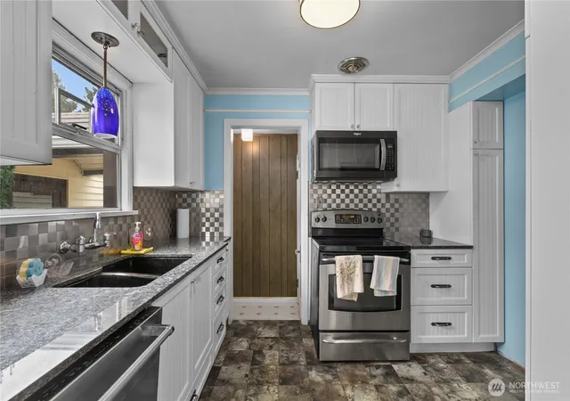 Photo 3 of Sale Pending at 11032 Dayton Ave N, Seattle, WA 98133 | MLS# NWM2576044 | Listing updated on 2026-09-25
