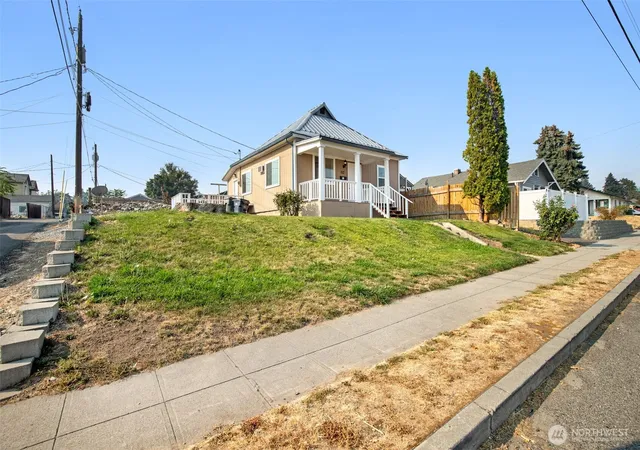 Photo 1 of Single family home for sale at 617 3rd Street, Wenatchee, WA 98801 | MLS# NWM2576080 | Listing updated on 2026-09-25