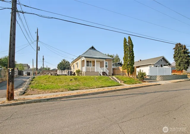 Photo 2 of Single family home for sale at 617 3rd Street, Wenatchee, WA 98801 | MLS# NWM2576080 | Listing updated on 2026-09-25
