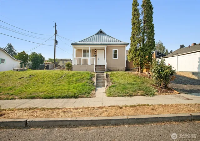 Photo 3 of Single family home for sale at 617 3rd Street, Wenatchee, WA 98801 | MLS# NWM2576080 | Listing updated on 2026-09-25