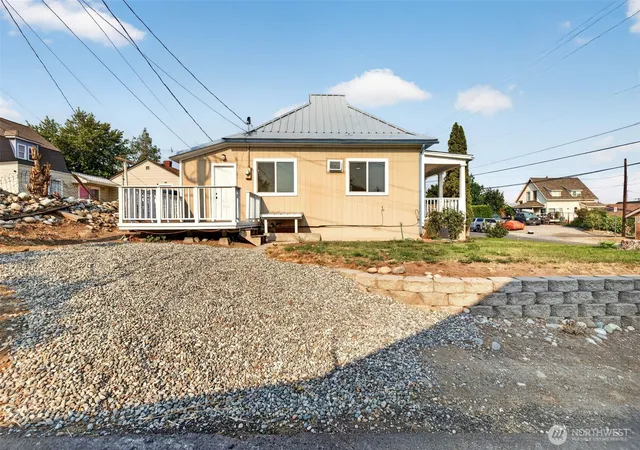 Photo 3 of Single family home for sale at 617 3rd Street, Wenatchee, WA 98801 | MLS# NWM2576080 | Listing updated on 2026-09-25