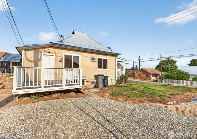 Photo 4 of Single family home for sale at 617 3rd Street, Wenatchee, WA 98801 | MLS# NWM2576080 | Listing updated on 2026-09-25