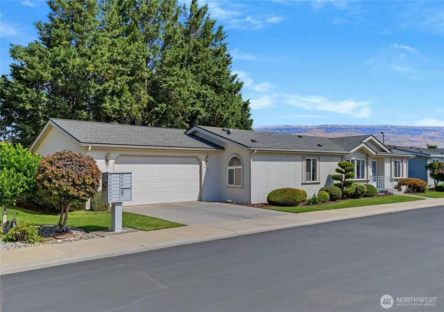 Photo 3 of Manufactured home for sale at 520 Sunday Dr, East Wenatchee, WA 98802 | MLS# NWM2576086 | Listing updated on 2026-09-25
