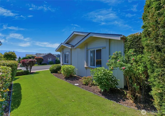 Photo 3 of Manufactured home for sale at 520 Sunday Dr, East Wenatchee, WA 98802 | MLS# NWM2576086 | Listing updated on 2026-09-25