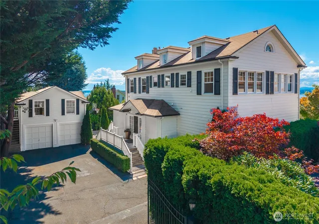 Photo 1 of Single family home for sale at 3233 Magnolia Blvd W, Seattle, WA 98199 | MLS# NWM2576108 | Listing updated on 2026-09-17