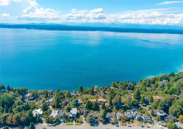 Photo 3 of Single family home for sale at 3233 Magnolia Blvd W, Seattle, WA 98199 | MLS# NWM2576108 | Listing updated on 2026-09-17