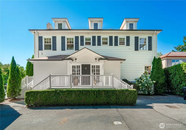 Photo 3 of Single family home for sale at 3233 Magnolia Blvd W, Seattle, WA 98199 | MLS# NWM2576108 | Listing updated on 2026-09-17