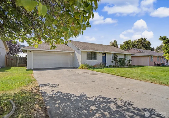 Photo 1 of Single family home for sale at 1116 E Hayden, Moses Lake, WA 98837 | MLS# NWM2576130 | Listing updated on 2026-09-25