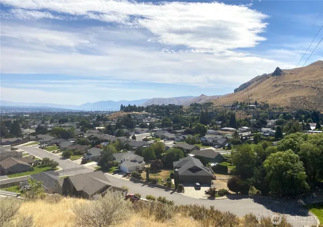 Photo 4 of Land for sale at 1936 Dorner Pl, Wenatchee, WA 98801 | MLS# NWM2576142 | Listing updated on 2026-09-25