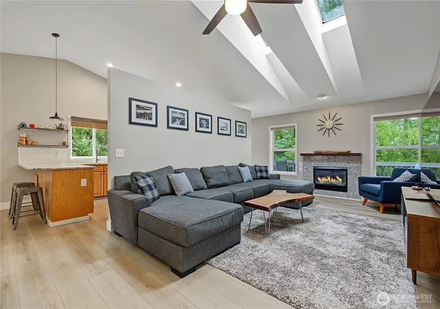 Photo 4 of Single family home for sale at 521 208th Avenue E, Lake Tapps, WA 98391 | MLS# NWM2576167 | Listing updated on 2026-09-17