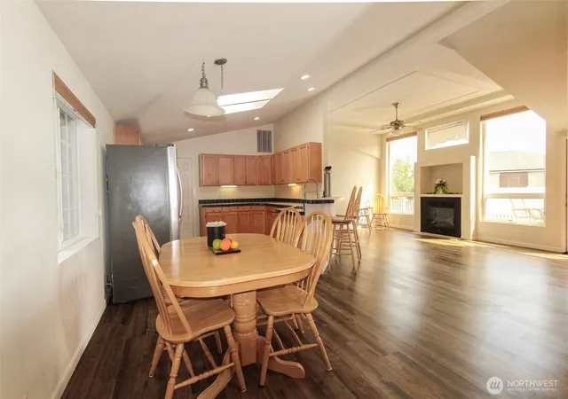Photo 4 of Manufactured home for sale at 414 Willow St SW, Orting, WA 98360 | MLS# NWM2576262 | Listing updated on 2026-09-19