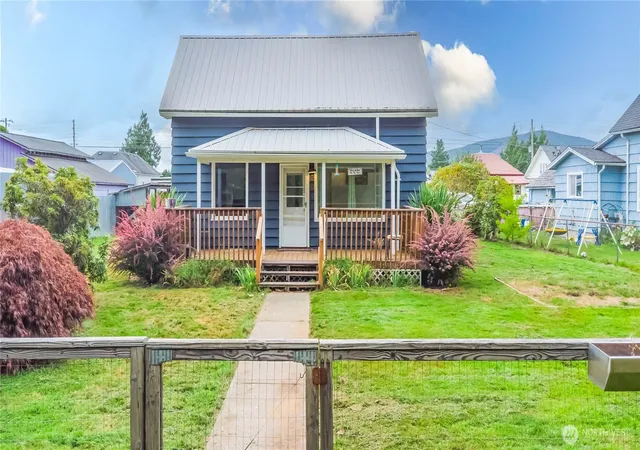 Photo 2 of Single family home for sale at 209 E Cowlitz St, South Bend, WA 98586 | MLS# NWM2576286 | Listing updated on 2026-09-25