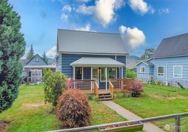 Photo 3 of Single family home for sale at 209 E Cowlitz St, South Bend, WA 98586 | MLS# NWM2576286 | Listing updated on 2026-09-25