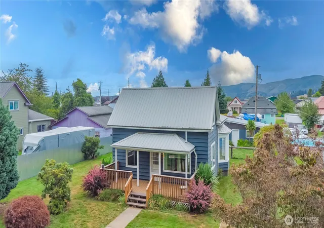 Photo 3 of Single family home for sale at 209 E Cowlitz St, South Bend, WA 98586 | MLS# NWM2576286 | Listing updated on 2026-09-25