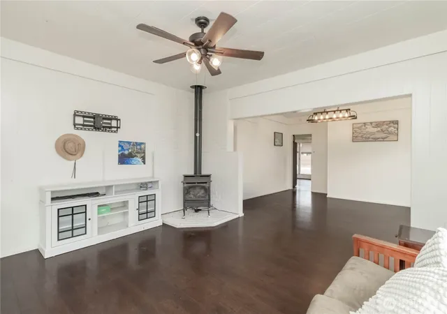 Photo 4 of Single family home for sale at 209 E Cowlitz St, South Bend, WA 98586 | MLS# NWM2576286 | Listing updated on 2026-09-25