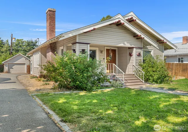 Photo 1 of Single family home for sale at 900 Okanogan Ave, Wenatchee, WA 98801 | MLS# NWM2576411 | Listing updated on 2026-09-29