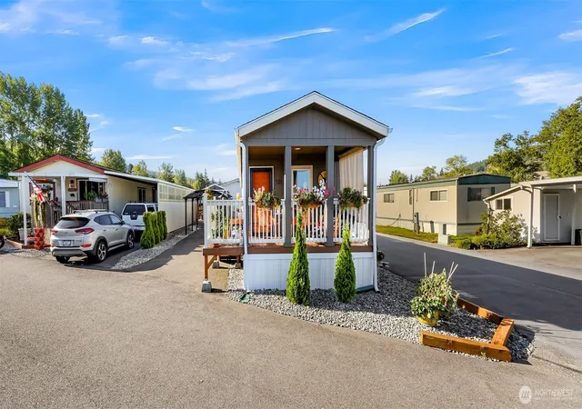 Photo 3 of Manufactured home for sale at 1200 Lincoln St #121, Bellingham, WA 98229 | MLS# NWM2576436 | Listing updated on 2026-10-02