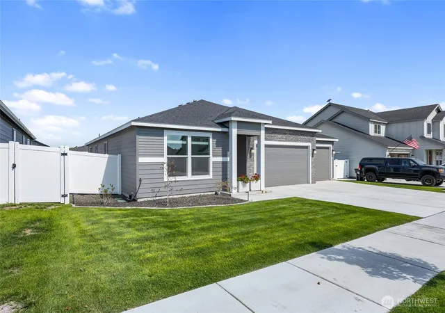 Photo 2 of Single family home for sale at 4744 W Junco St, Moses Lake, WA 98837 | MLS# NWM2576437 | Listing updated on 2026-09-25