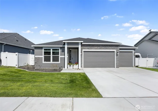 Photo 3 of Single family home for sale at 4744 W Junco St, Moses Lake, WA 98837 | MLS# NWM2576437 | Listing updated on 2026-09-25