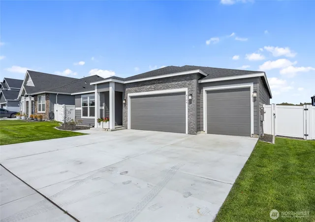 Photo 3 of Single family home for sale at 4744 W Junco St, Moses Lake, WA 98837 | MLS# NWM2576437 | Listing updated on 2026-09-25
