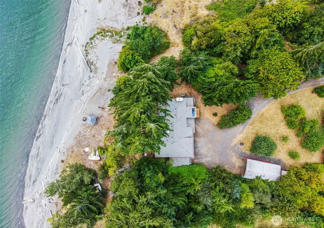 Photo 3 of Sale Pending at 10 Little Cape Horn, Cathlamet, WA 98612 | MLS# NWM2576454 | Listing updated on 2026-09-25