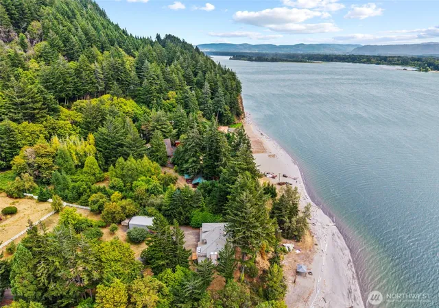 Photo 4 of Sale Pending at 10 Little Cape Horn, Cathlamet, WA 98612 | MLS# NWM2576454 | Listing updated on 2026-09-25