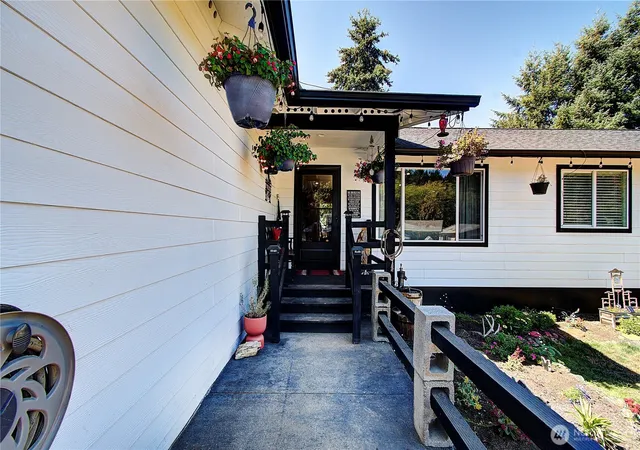 Photo 3 of Single family home for sale at 275 Studebaker Spur 2 Rd, Castle Rock, WA 98611 | MLS# NWM2576461 | Listing updated on 2026-09-25
