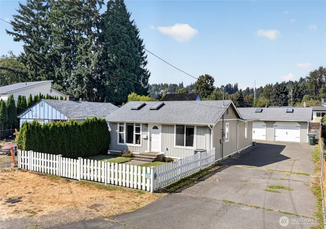 Photo 1 of Single family home for sale at 435 Harrison St, Sumner, WA 98390 | MLS# NWM2576494 | Listing updated on 2026-09-23